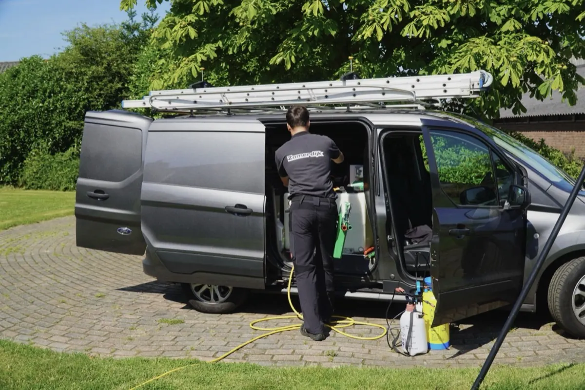 Zomerdijk-medewerker met professionele uitrusting